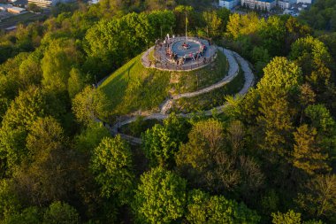 Ukrayna 'nın başkenti Lviv' deki Yüksek Şato Dağı 'ndaki Lublin Tepesi Birliği' nin insansız hava aracı görüntüsü