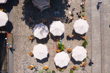 Ukrayna, Lviv 'deki açık kafedeki şemsiyelerin hava görüntüsü İHA' dan