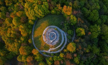 Ukrayna 'nın başkenti Lviv' deki Yüksek Şato Dağı 'ndaki Lublin Tepesi Birliği' nin insansız hava aracı görüntüsü
