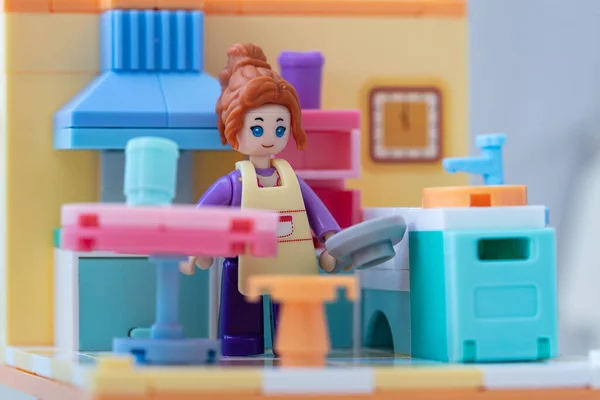 Uma Menina Brinquedo Com Avental Cozinha Pequeno Construtor Blocos — Fotografia de Stock
