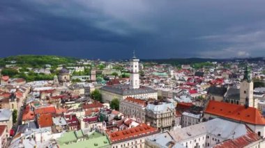Ukrayna, Lviv 'deki Belediye Binası ve Latin Katedrali' ne insansız hava aracı görüntüsü