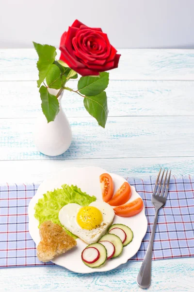 Café Manhã Romântico Dia Dos Namorados Omelete Forma Coração Com — Fotografia de Stock