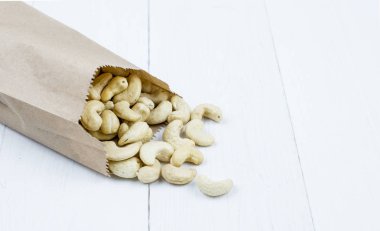 Kese kağıdında taze fındık. Masanın üstünde, üst tarafta..