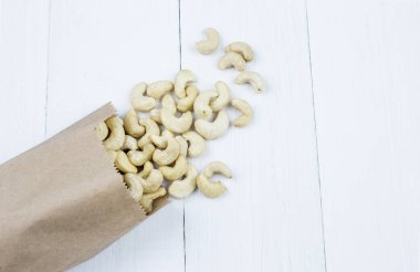 Kese kağıdında taze fındık. Masanın üstünde, üst tarafta..