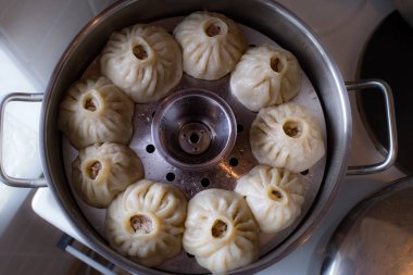 Lezzetli Manty, duruş, khinkali özel bir tencerede hazırlanır - mantoverde. Asya yemekleri, Buryat ve Gürcistan mutfağı. Ev yapımı manta vatozları (etle birlikte)).