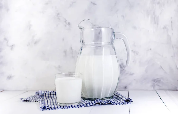 Ein Krug Milch Und Ein Glas Milch Auf Einem Hellen — Stockfoto