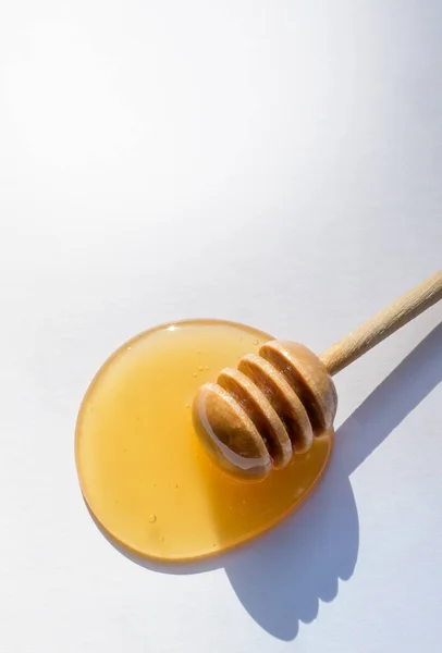Drops Spilled Fresh Honey Wooden Ladle White Background Top View — Stock Photo, Image