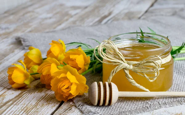 Een Kleine Glazen Pot Honing Met Een Houten Lepel Trol — Stockfoto