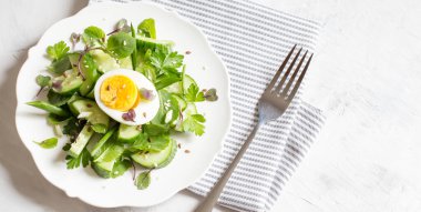 Mikro sebzeli ve yumurtalı taze salatalık. Moda yemekleri. Üst görünüm, düz görünüm, boşluğu kopyala