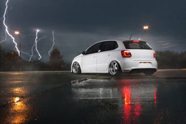 yağmurda beyaz araba hatchback