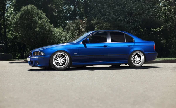 Blue sport sedan park — Stock Photo, Image