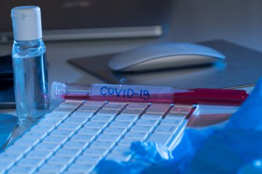 COVID-19 test koronavirüsü için kan örneği içeren tüp testi 