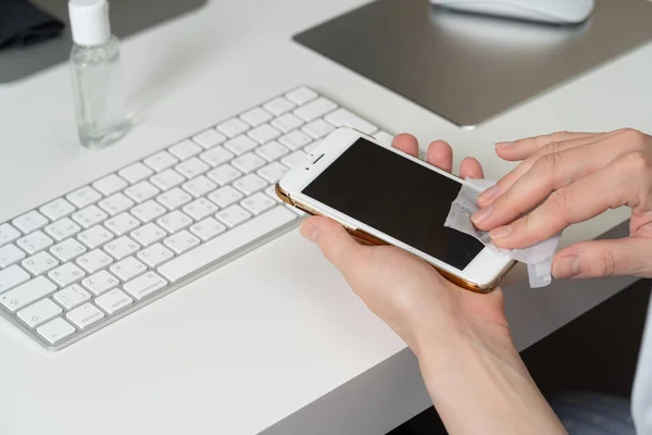 Nahaufnahme Von Frauenhänden Handschuhen Die Smartphone Bildschirm Mit Desinfektionstuch Abwischen — Stockfoto