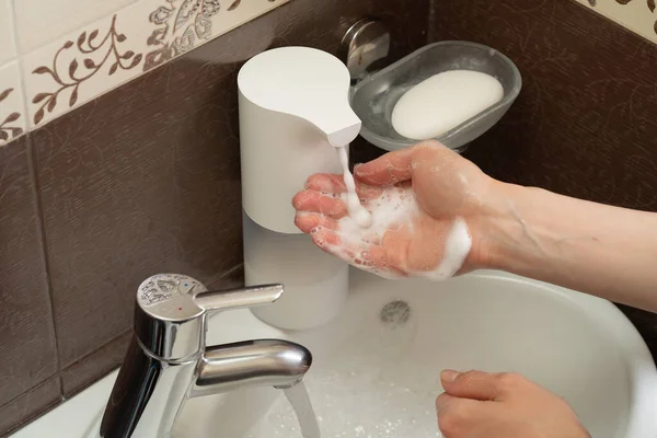 Coronavirus Πανδημία Γρίπης Πλένουν Χέρια Σαπούνι Ζεστό Νερό Τρίβει Νύχια — Φωτογραφία Αρχείου