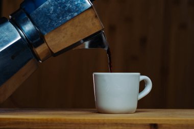 Arka planda bulanık bir kahve fincanı. 