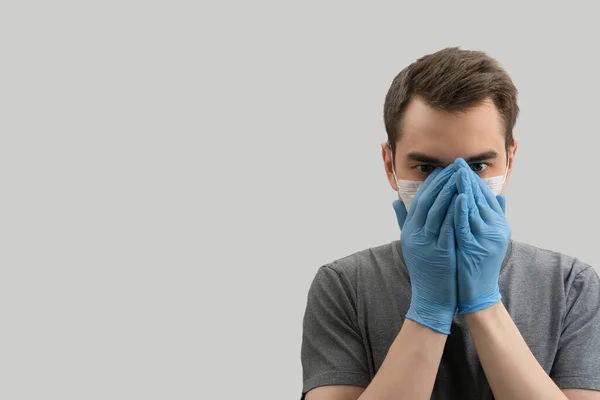 Jonge Europese Man Coof Handen Dragen Masker Tegen Corona Virus — Stockfoto