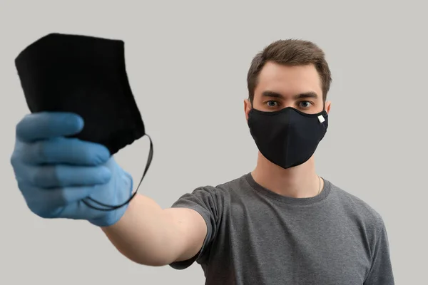 Jonge Europese Man Draagt Masker Tegen Corona Suggereren Masker Aan Stockfoto