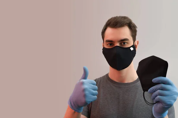 Jonge Europese Man Draagt Masker Tegen Het Corona Virus Duimt Stockfoto
