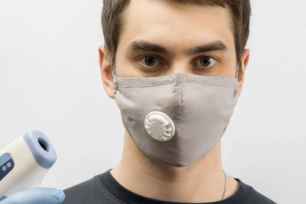 Joven Europeo Que Lleva Máscara Contra Virus Corona Empuja Personas — Foto de Stock