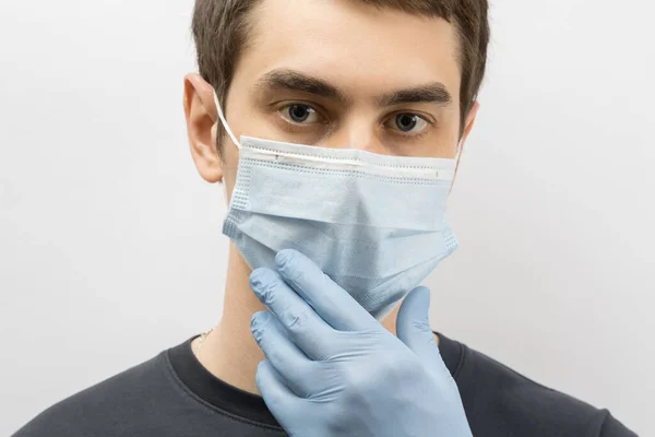 Junge Europäische Mann Trägt Maske Gegen Das Coronavirus Und Daumen — Stockfoto