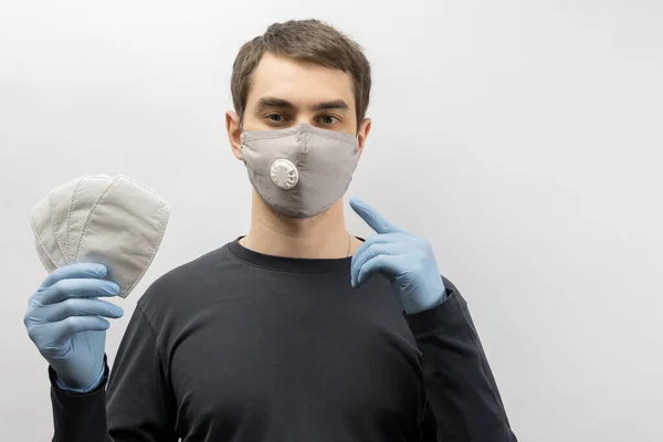 Ung Europeisk Man Bär Mask Mot Koronavirus Och Tummen Upp — Stockfoto