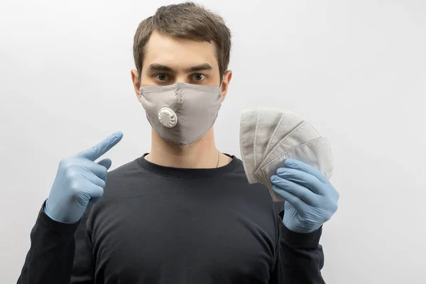 Junge Europäische Mann Trägt Maske Gegen Das Coronavirus Und Daumen — Stockfoto