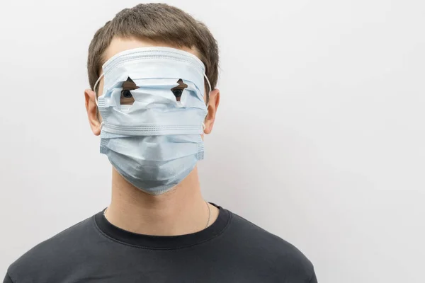 年轻的欧洲人头戴口罩对抗日冕病毒 戴口罩的19人戴可重复使用的外科口罩 以防止病毒白种人感染日冕病毒 — 图库照片