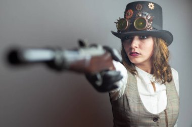Ciddi Viktoryen Steampunk kız stüdyo resmi silahlı.