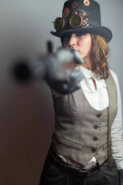 Serious Victorian Steampunk Fille Portrait Studio Avec Pistolet — Photo