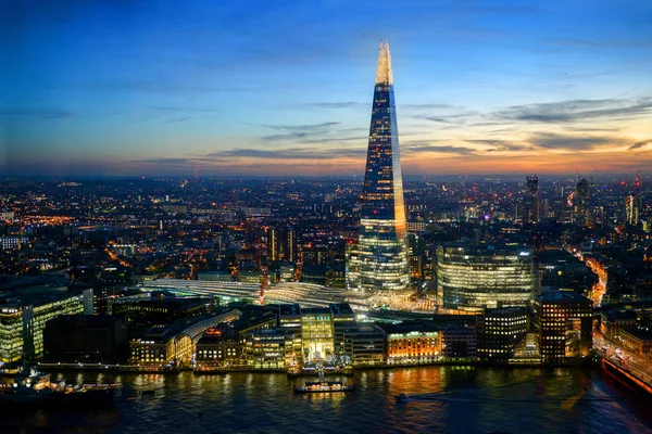 Londons silhuett på kvällen med The Shard tower skyskrapa byggnad Royaltyfria Stockbilder