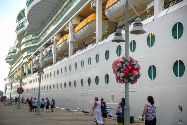 Yolcu gemisinden karaya çıkma. Filikaları olan bir yolcu gemisi..