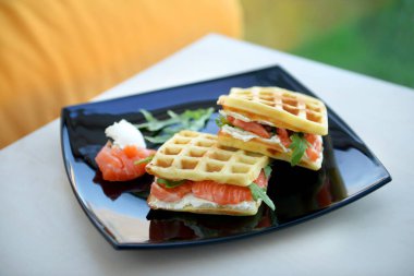 Somon, peynir ve roka ile Belçika waffleları 