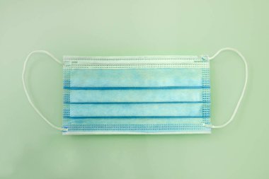 Mavi doktor maske fotoğrafı. Hastalıkları önlemek için cerrahi kulak ilmiği maskesi.