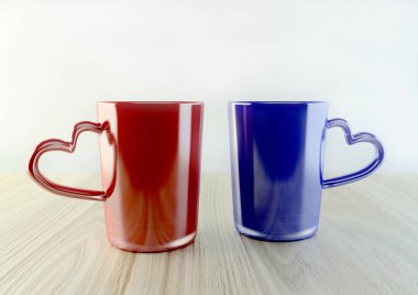 mavi ve kırmızı kupalar ile kalp şeklindeki tutamaç