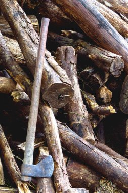 arka planda kesme ağaçlar balta yerleştirilen