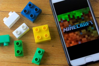 Rio de Janeiro, Brezilya - Kasım 23, 2019: Minecraft oyun logosu, Play Store uygulamasında, cep telefonu ekranında sergilendi. Ahşap masa izole