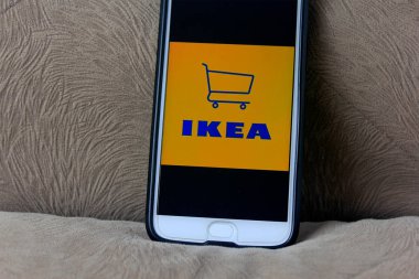 Rio de Janeiro, Brezilya - 25 Kasım 2019: Cep telefonu ekranında Ikea logosu. İsveç kökenli, ev eşyaları satışı konusunda uzmanlaşmış küresel bir özel şirkettir..