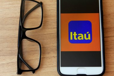 Rio de Janeiro, Brezilya - 22 Aralık 2019: Banco Itau logosu mobil ekranda. Brezilya 'daki en büyük özel bankadır.
