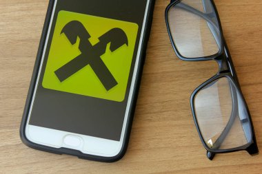 Rio de Janeiro, Brezilya - 22 Aralık 2019: Raiffeisen Bank logosu mobil ekranda. Viyana merkezli bir bankacılık kurumu.