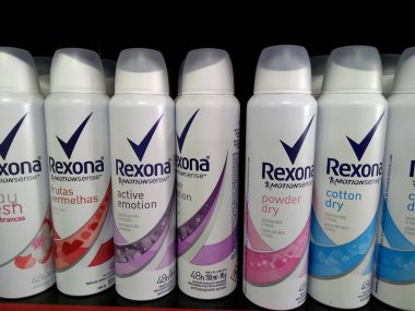 Rio De Janeiro, Brezilya - 27 Aralık 2019: Brezilya süpermarket rafındaki Rexona deodorant şişeleri. Hijyen ürünleri markası.
