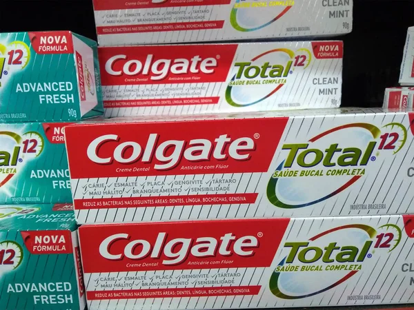 RIO DE JANEIRO, BRASIL - 27 DE DEZEMBRO DE 2019: Colgate, uma marca de produtos de higiene oral na prateleira do supermercado . — Fotografia de Stock