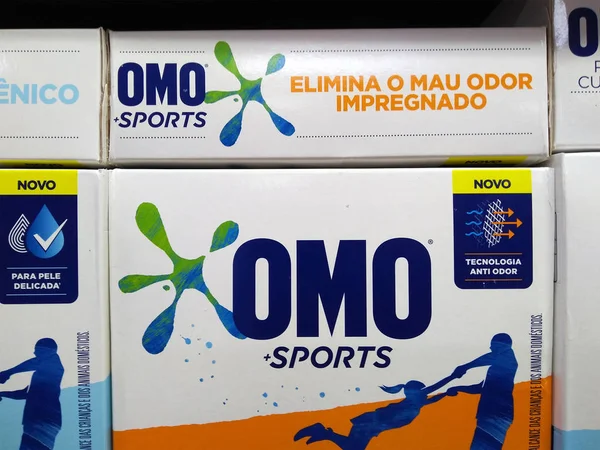 RIO DE JANEIRO, BRASIL - 27 de DEZEMBRO de 2019: caixas de OMO na prateleira do supermercado brasileiro. É uma marca de lavagem em pó — Fotografia de Stock