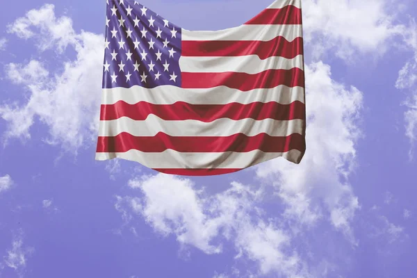Raised United States Flag (USA), Symbol of American People's Patriotism — Stock Photo, Image