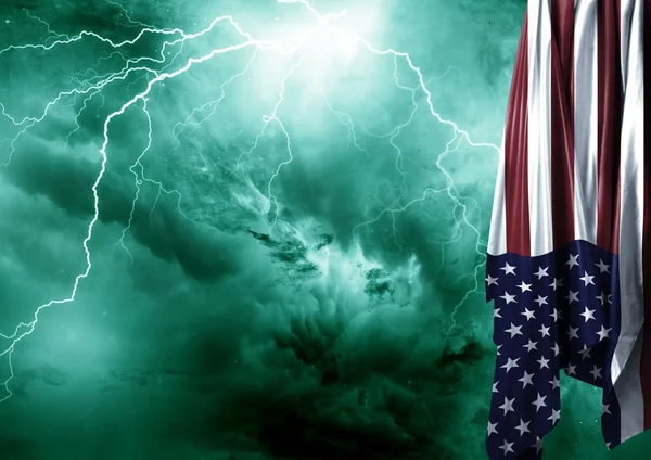 Amerika Birleşik Devletleri bayrağı gökyüzünde fırtına ve yıldırımla dalgalandı.. — Stok fotoğraf