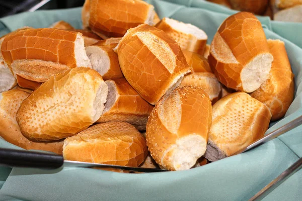 Cesta com toalha com pão francês. Pão tradicional da culinária brasileira — Fotografia de Stock