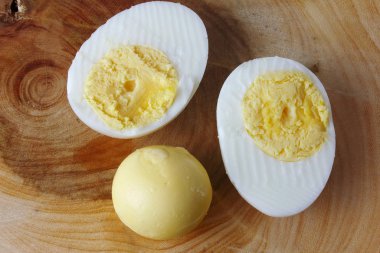 Kırsal ahşap masada haşlanmış yumurta. protein zengini yiyecekler