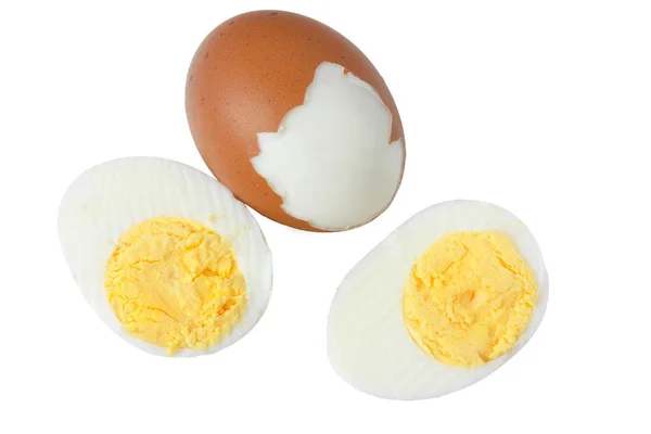 Huevos cocidos en rodajas aislados sobre fondo blanco —  Fotos de Stock