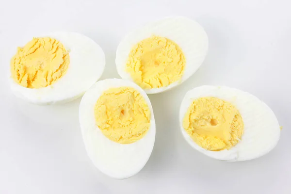 Huevos cocidos en rodajas aislados sobre fondo blanco —  Fotos de Stock