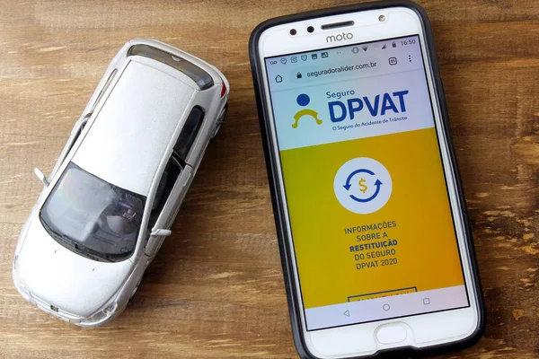 Ріо-де-Жанейро, Бразилія - 9 лютого 2020: логотип Dpvat на екрані Smartphone. Страхування, яке позбавляє жертв дорожньо - транспортних пригод у Бразилії. — стокове фото
