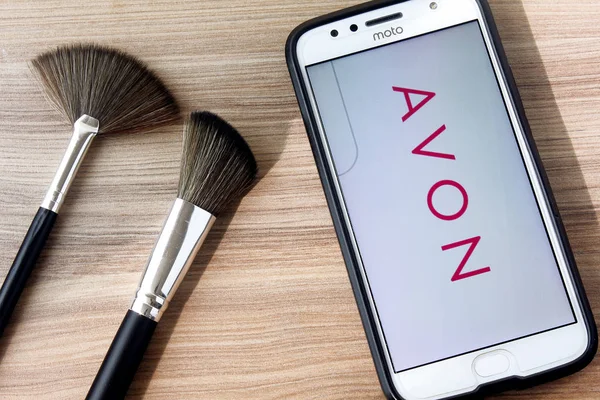 Rio Janeiro Brazil February 2020 Avon Logo Smartphone Screen Wooden — 图库照片